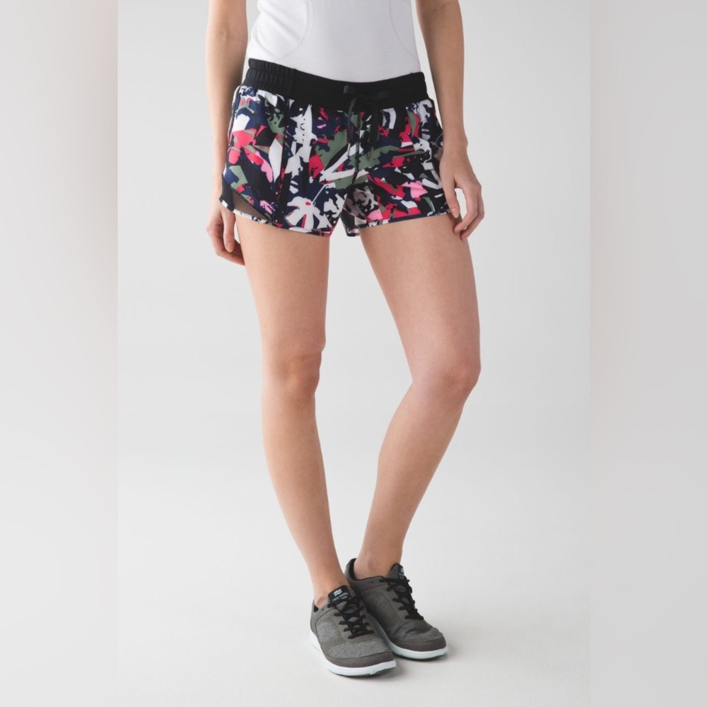 (#185) LULULEMON Hotty Hot Short 2.5”
Pop Cut Boom Juice Multi / Black